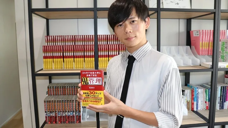 書籍『鬼管理』を手にする創業者の菅澤孝平