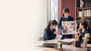 東京家政学院高等学校の2027年度入試に向けて、探究学習の発表と三教科の勉強に取り組む女子高校受験生