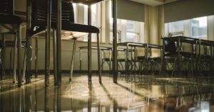 自然光の入る静かな無人の教室で愛徳学園高校の入試準備を考えるイメージ
