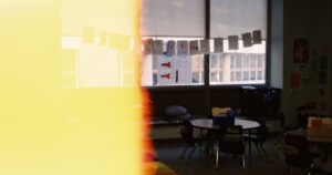 夕方の光が差す人物のいない学習空間を背景に、会津第二高校の2027年度入試と夜間定時制を考える記事サムネイル