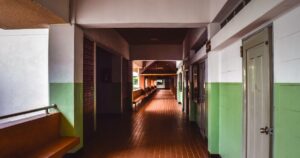 人物のいない明るい高校の教室・明石城西高校の普通科と文理探究科を解説する記事サムネイル