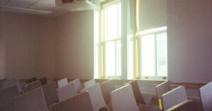 人物のいない明るい教室・明石清水高校の普通科と人と環境類型を解説する記事サムネイル