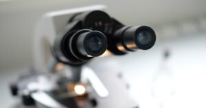 人物のいない明るい理科実験室を背景に、秋田中央高校の2027年度入試とSSHを考えるイメージ