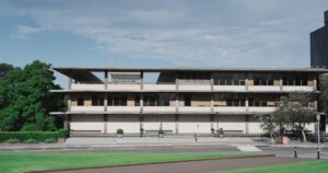 人物のいない近代的な学校建築と青空を写した横長写真。阿南高専の5コースと2027年度入試を解説する記事のサムネイル