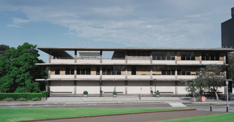 人物のいない近代的な学校建築と青空を写した横長写真。阿南高専の5コースと2027年度入試を解説する記事のサムネイル