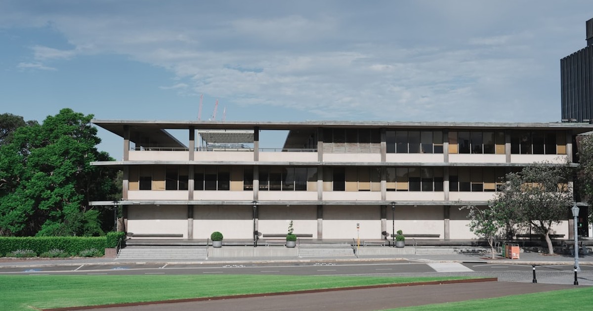 人物のいない近代的な学校建築と青空を写した横長写真。阿南高専の5コースと2027年度入試を解説する記事のサムネイル