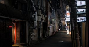 人物のいない工業建築と空の風景、足利工業高校の3学科と2027年度入試を考えるイメージ