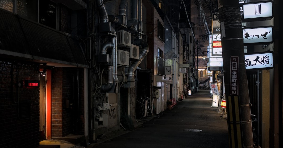 人物のいない工業建築と空の風景、足利工業高校の3学科と2027年度入試を考えるイメージ