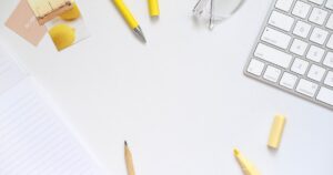 人物のいない明るい学習机、ノート、キーボード、筆記具。千葉経済大学附属高校の普通科・商業科・情報処理科と2027年度入試を考えるイメージ