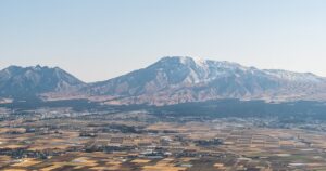 人物のいない山並みと田園風景・智辯学園高校の2027年度入試を解説する記事サムネイル