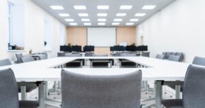 人物のいない明るいビジネス教室を背景に、第一商業高校の2027年度入試と実学を考える記事サムネイル