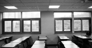 人物のいない明るいアート教室・英真学園高校の3コースと2027年度入試を解説する記事サムネイル