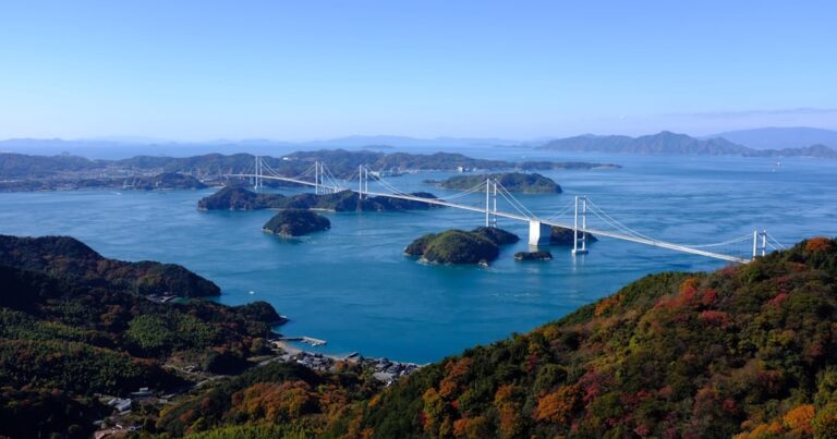 人物のいない瀬戸内の海としまなみ海道を望む風景。FC今治高等学校 明徳校の2027年度入試と3コースを解説する横長サムネイル
