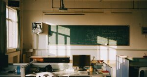 人物のいない明るい学習机とノート、福山葦陽高校全日制の学びと2027年度入試を解説する横長サムネイル
