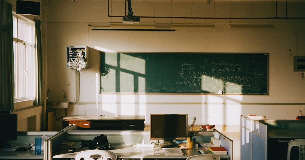 人物のいない明るい学習机とノート、福山葦陽高校全日制の学びと2027年度入試を解説する横長サムネイル