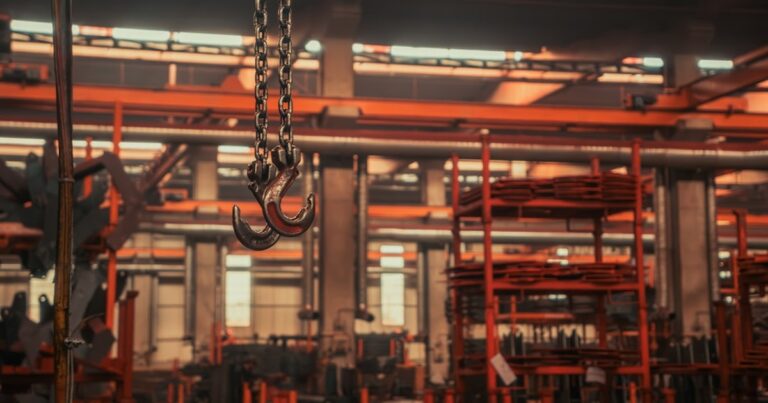 人物のいない工場設備を背景に、函館工業高校の5学科と2027年度入試対策を考えるイメージ