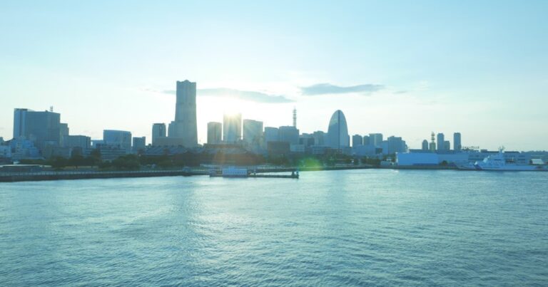 人物のいない日本の港湾都市を写した浜松学院興誠高校2027年度入試解説のサムネイル