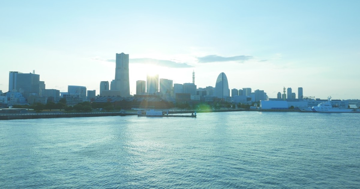 人物のいない日本の港湾都市を写した浜松学院興誠高校2027年度入試解説のサムネイル