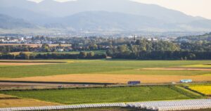 人物のいない農地と工業地域を見渡す静岡県立浜松湖北高校2027年度入試解説のサムネイル