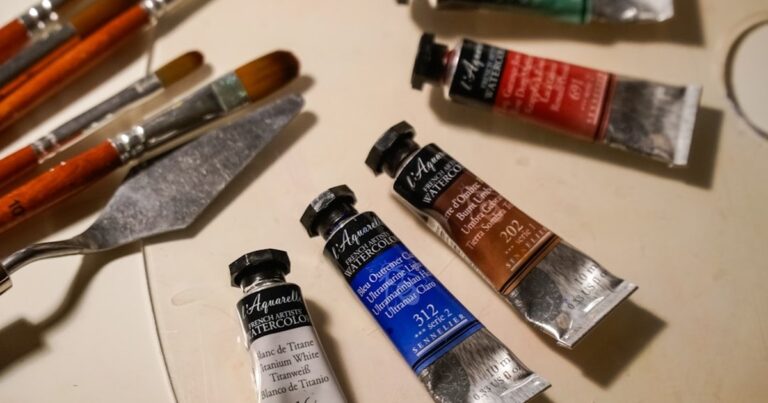人物のいない絵筆と水彩絵具。広島県立熊野高校の芸術類型と2027年度入試を解説する横長サムネイル
