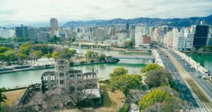 人物のいない広島湾沿岸の街並み、広島翔洋高校の2027年度入試と3コースを解説する横長サムネイル