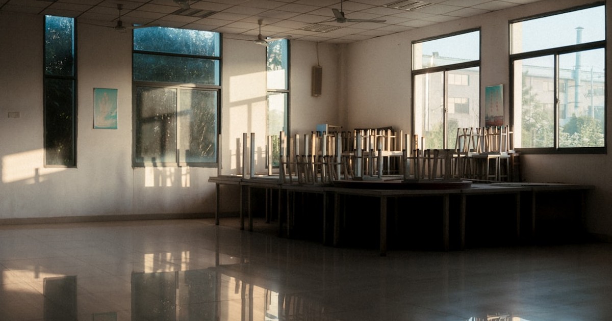 人物のいない明るい学校建築と緑を写した横長写真。豊国学園高校の5学科・コース、資格、2027年度入試を解説する記事のサムネイル