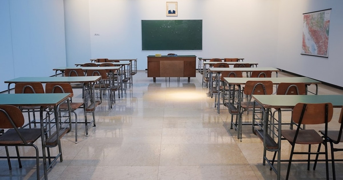 人物のいない明るい学校教室を写した横長写真。兵庫教育大学の教員養成と2027年度入試を解説する記事のサムネイル