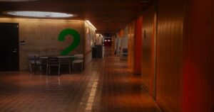 いわき秀英高校の長時間授業と進路設計を表す人物のいない明るい学校廊下