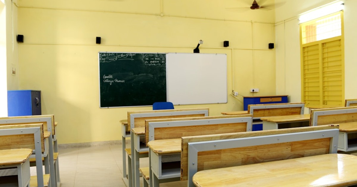 人物のいない学校の机と緑の学習ノート、岩国総合高校の総合学科7専攻と2027年度入試を解説する横長サムネイル