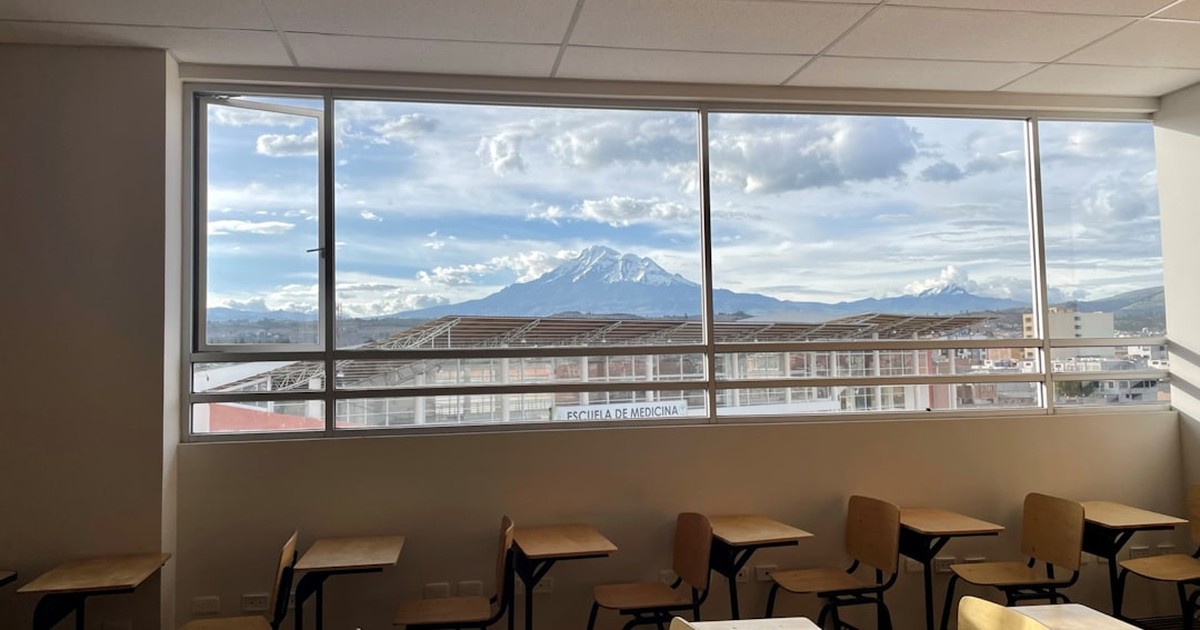 人物のいない明るい高校教室を背景に、実践学園高校の2027年度入試と5コースを考えるイメージ