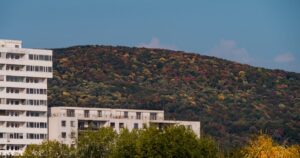 人物のいない建物と森林のイメージ・休校中の自由ヶ丘高校と2027年度募集未公表を解説する記事サムネイル