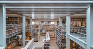 人物のいない現代的な図書館で神田女学園高校の3コースと2027年度入試を考えるイメージ