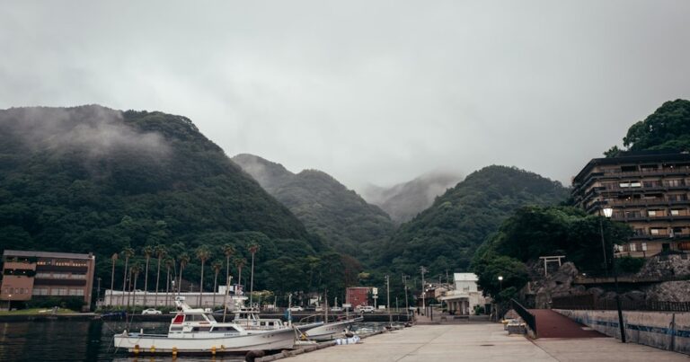 人物を主題に含まない山並みと水辺の風景を背景に、鹿沼商工高校から鹿沼華陵高校への統合と2027年度入試を考える記事サムネイル