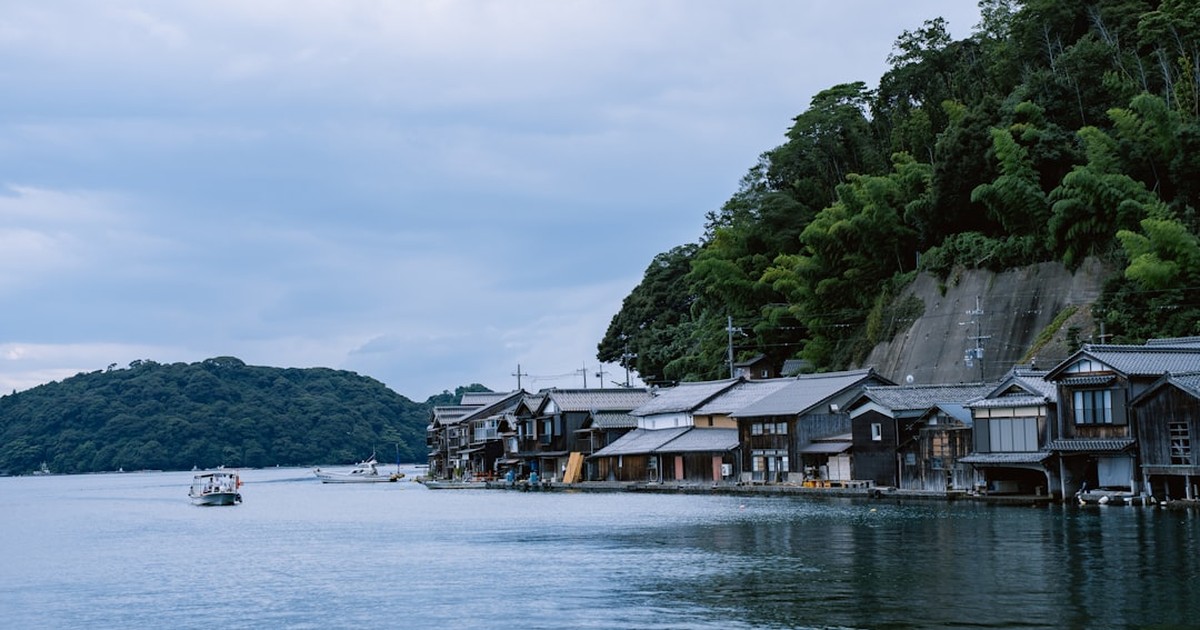 人物のいない海辺と街の風景、笠岡商業高校の2027年度入試とビジネス情報科を解説する横長サムネイル