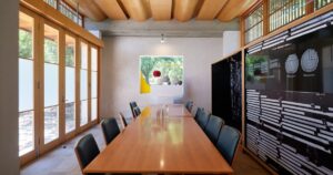 人物のいないプレゼンテーション会場・川西北陵高校の探究と表現類型を解説する記事サムネイル