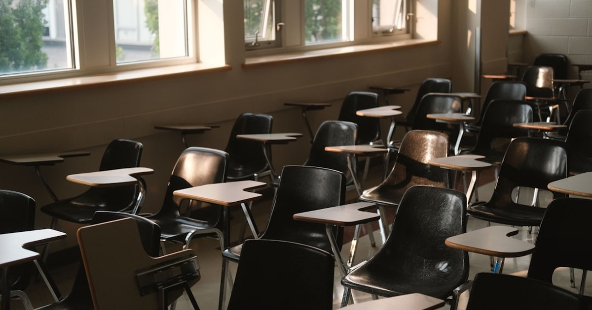人物のいない教室を背景に、敬愛学園高等学校の2コースと2027年度入試を考える記事サムネイル