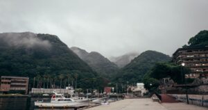 人物のいない山並みと市街地の風景、桐生第一高校の多様なコースと2027年度入試を考えるイメージ