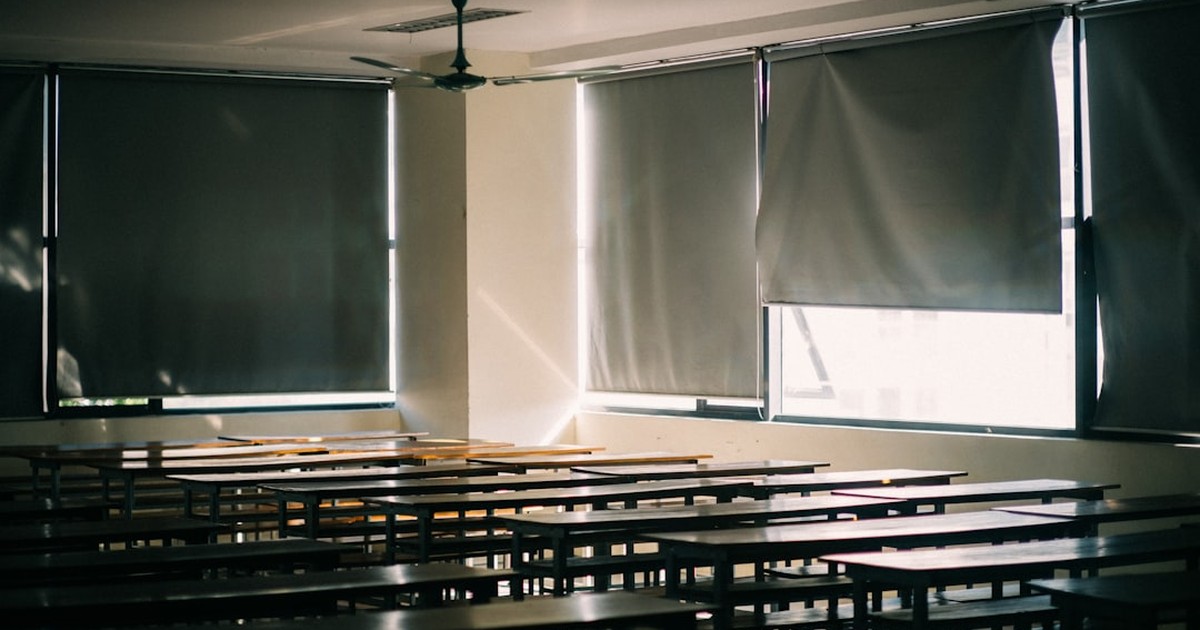 人物のいない明るい教室を背景に、横浜商業高校の2027年度入試と三学科を解説する記事サムネイル