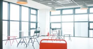 人物のいない明るい学習室を背景に北広島西高校の2027年度一般選抜を解説する記事サムネイル