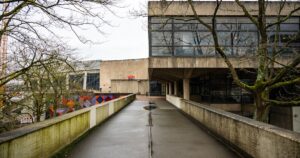 人物のいない明るい学校風建築。高知中央高校の普通科4コースと5年一貫看護を解説する横長サムネイル
