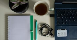 人物のいない学習机とノートを背景に、甲府商業高校の商業科・情報処理科と2027年度入試を考える記事サムネイル