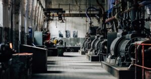 人物のいない歴史ある工場の産業機械を写した横長写真。小倉工業高校の3系5学科10コース、資格、進路、2027年度入試を解説する記事のサムネイル