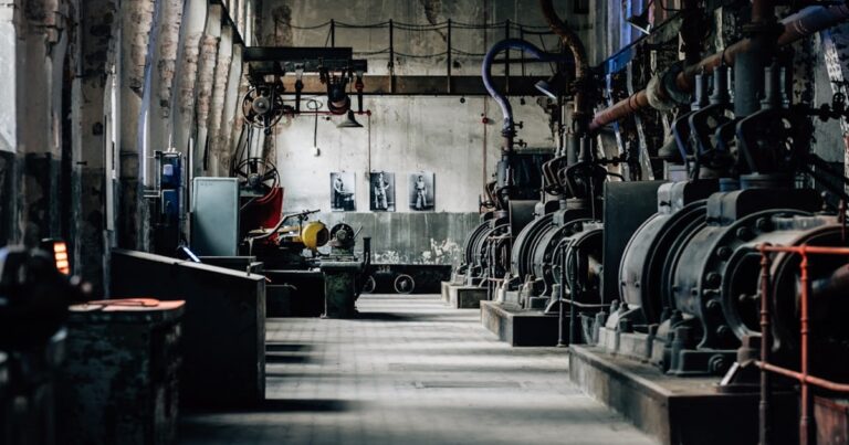 人物のいない歴史ある工場の産業機械を写した横長写真。小倉工業高校の3系5学科10コース、資格、進路、2027年度入試を解説する記事のサムネイル