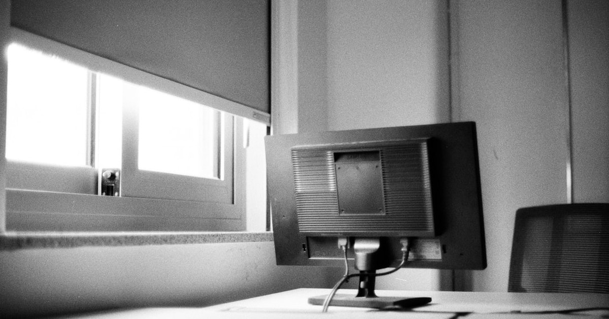 人物のいないコンピューター教室を背景に、江東商業高校の2027年度入試と商業科を考える記事サムネイル