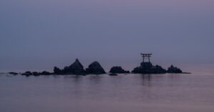 人物のいない岩礁と鳥居のある海景・串本古座高校の2027年度入試を解説する記事サムネイル