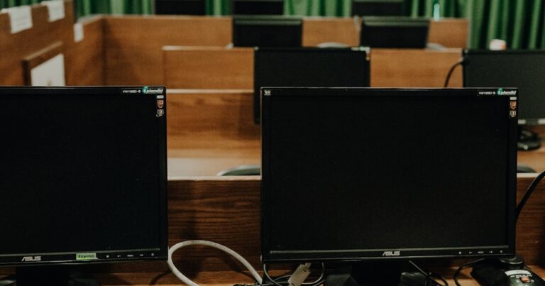 人物のいないコンピュータ教室を背景に、釧路商業高校の3学科と2027年度入試対策を考えるイメージ