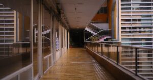 人物のいない工学系校舎の通路を写した舞鶴高専2027年度本科入試解説のサムネイル