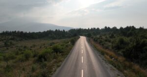 人物のいない緑豊かな山道と朝の光、益田翔陽高校の4学科と2027年度入試を解説する横長サムネイル