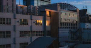 人物のいない明るい都市型高校の教室を背景に、目黒学院高校の4コースと2027年度受験準備を考えるイメージ