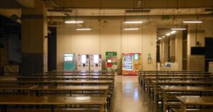 人物のいない清潔な調理実習室を背景に、北海道三笠高校の食物調理科と2027年度入試を考えるイメージ